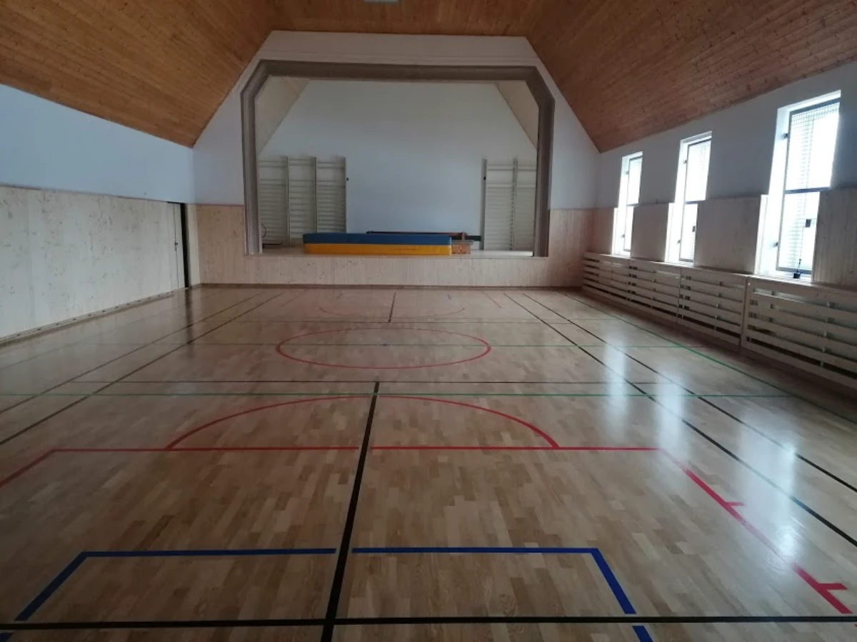 Sportovní dřevěná podlaha tělocvična